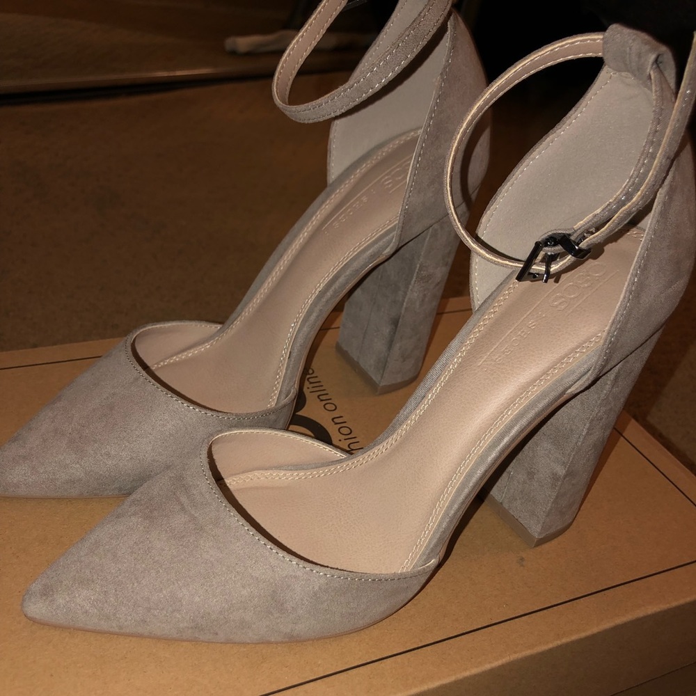 Taupe pointed-toe heel